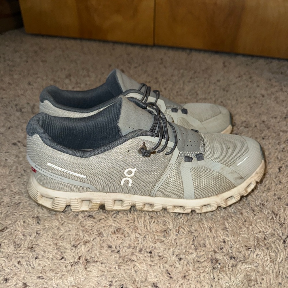 On Running Women’s Light Gray Athletic Shoes